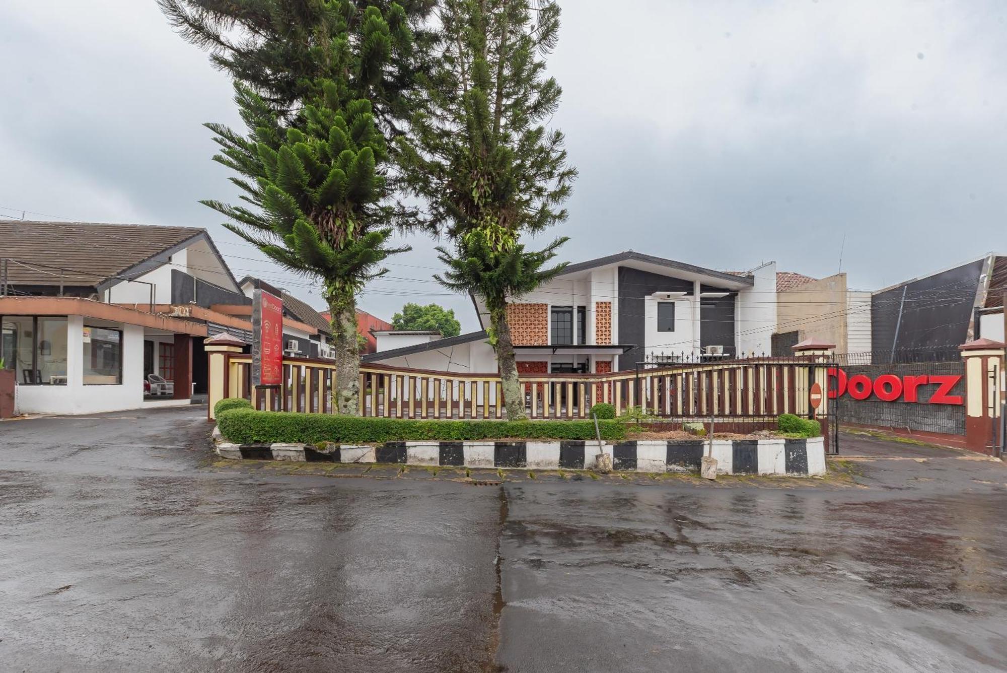 Reddoorz Near Taman Kota Lapang Merdeka Sukabumi Dış mekan fotoğraf